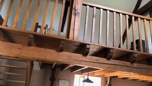 A wooden staircase with a handrail, leading to an upper level. - Gite LA GRANGE, in a quiet location close to Rocamadour, Padirac... (Bio)