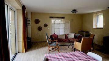 Een open haard en boeken