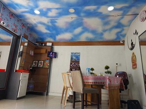 Pijat dengan batu panas, pijat jaringan dalam, dan pijat Swedia