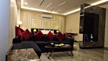 Superior Studio Suite, City View | 1 bedroom, in-room safe, soundproofing, iron/ironing board