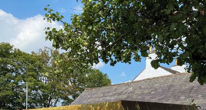 Stunning cottage, 3-beds, 2-baths, 2 sitting rooms. Fenced garden, dogs welcome.