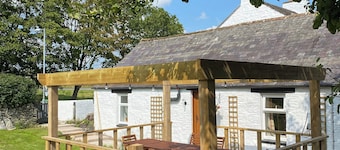 Stunning cottage, 3-beds, 2-baths, 2 sitting rooms. Fenced garden, dogs welcome.