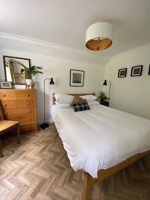 3 bedrooms, desk, iron/ironing board, travel cot