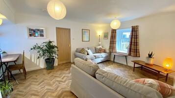 Smart-TV, Tischtennisplatte, Bücher, Musikbibliothek