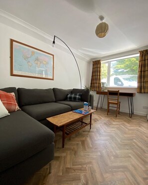 Una Smart TV, una mesa de tenis de mesa, libros