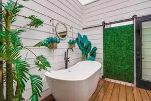 Shower, hair dryer, towels - Ocean Beach Luxury | A/C, Cal King & Soaking Tub (San Diego)