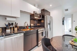 Een koelkast, een microgolfoven, een kookplaat, een vaatwasser