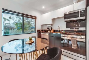 Refrigerador, microondas, parrilla de estufa y lavavajillas