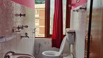 Quarto casal família | Banheiro | Chuveiro, chinelos, toalhas de banho, sabonete