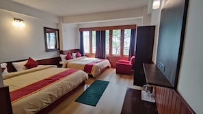 Familien-Doppelzimmer | Schreibtisch, laptopgeeigneter Arbeitsplatz, kostenloses WLAN