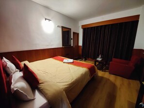 Standard-Doppelzimmer | Schreibtisch, laptopgeeigneter Arbeitsplatz, kostenloses WLAN