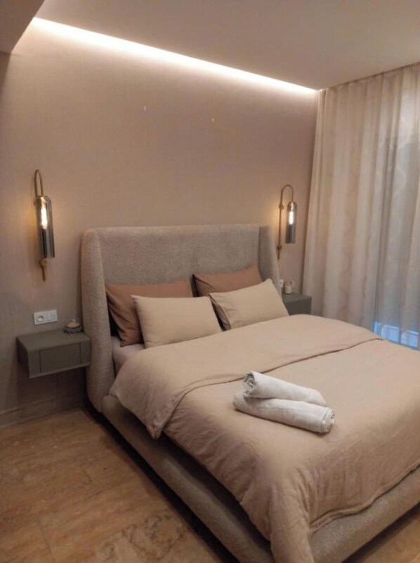 2 bedrooms, desk, iron/ironing board, WiFi