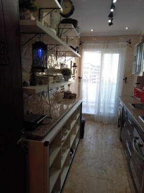 Fridge, microwave, oven, coffee/tea maker