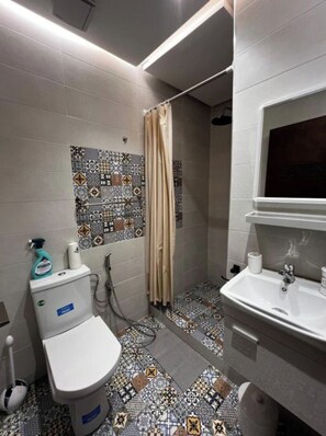 Sèche-cheveux, serviettes fournies, savon, shampoing