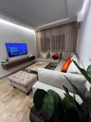 Smart TV, libros y monitor de computadora 