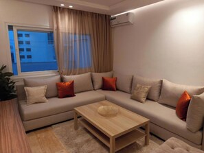 Smart TV, libros y monitor de computadora
