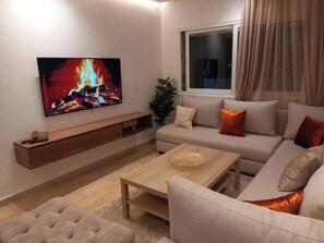 Smart TV, books, computer monitors - Apartment Family Only (Tanger)