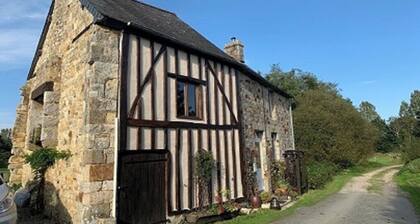 'SERENDIPITY' Charming 2-bedroom cottage in lovely Domfront en Poiraie with WiFi