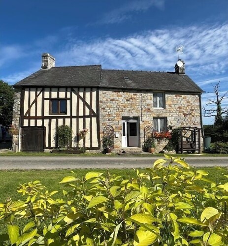 'SERENDIPITY' Charming 2-bedroom cottage in lovely Domfront en Poiraie with WiFi