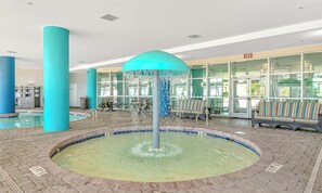 Una piscina cubierta