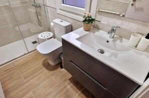 Douche, sèche-cheveux, serviettes fournies, savon