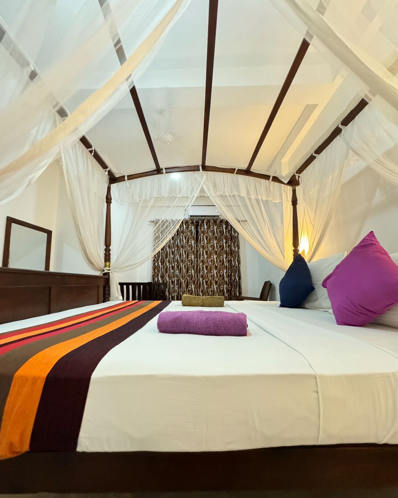 5 bedrooms, iron/ironing board, WiFi, bed sheets