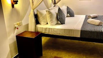 5 bedrooms, iron/ironing board, WiFi, bed sheets