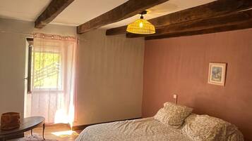 4 habitaciones y tabla de planchar con plancha