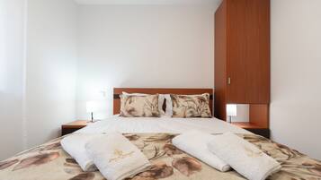2 habitaciones, espacio para trabajar con laptop y cortinas blackout