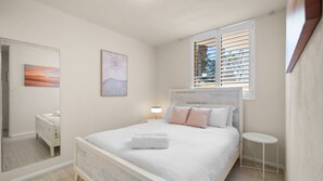 3 室のベッドルーム、WiFi (無料)、ベッドシーツ