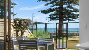 屋外ダイニングエリア