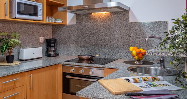 Kühlschrank, Mikrowelle, Ofen, Herdplatte