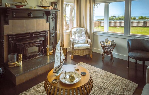 TV, peis, bøker og stereoanlegg