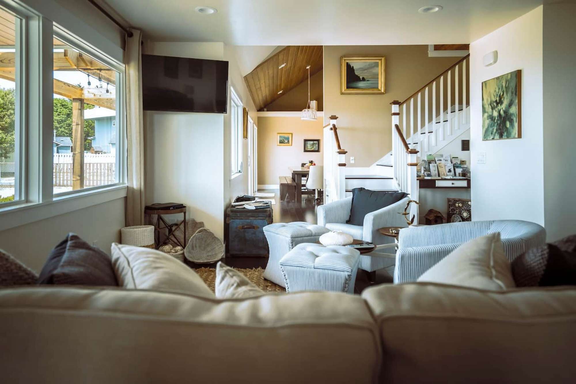 Fernseher, Kamin, Bücher, Stereoanlage