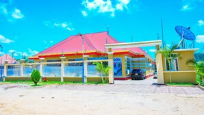 A building with a red roof and a sign that reads "DON". - MARKDON EXECUTIVE LODGE KISASA (Dodoma)