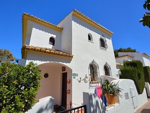 Exterior - Ibiza-style vacation home with terrace right on the beach. Great pools. (Dénia)