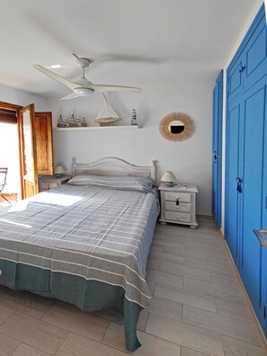 3 bedrooms, iron/ironing board, travel cot, WiFi - Ibiza-style vacation home with terrace right on the beach. Great pools. (Dénia)