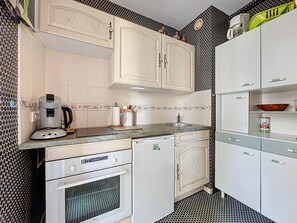 Mikrowelle, Ofen, Herdplatte, Wasserkocher mit Kaffee-/Teezubehör