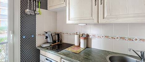 Micro-ondas, fogão, cooktop, cafeteira/chaleira