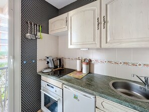 Microondas, horno, parrilla de estufa y cafetera y tetera 