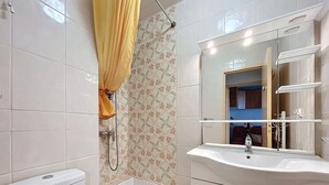 A bathroom with a toilet, a shower, a sink, and a mirror. - 2-room apartment 100m from the beach, 4 people (Argelès-sur-Mer)