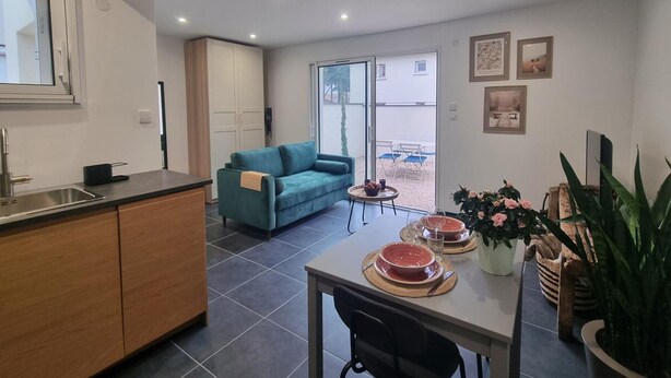 Una cocina compacta con comedor, un sofá y vistas al exterior.