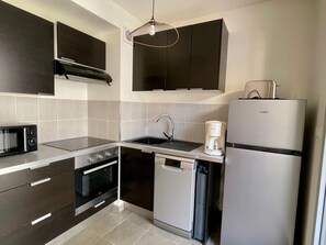 Geladeira, micro-ondas, fogão, lava-louças