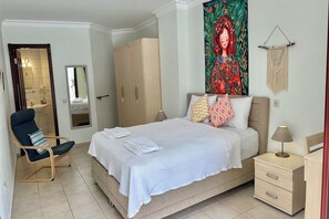 2 slaapkamers, een bureau, een strijkplank/strijkijzer, wifi