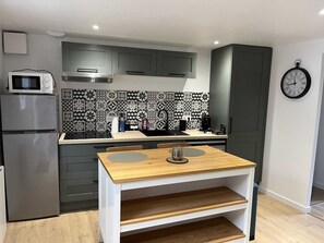 ثلاجة، ميكروويف، موقد طهي مسطح، غسالة أطباق