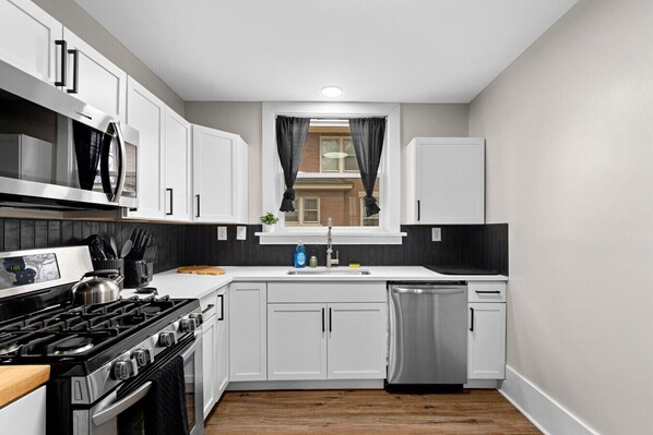 Fridge, microwave, oven, stovetop - 2BD Home Near OSF | Perfect for Nurses (Peoria)