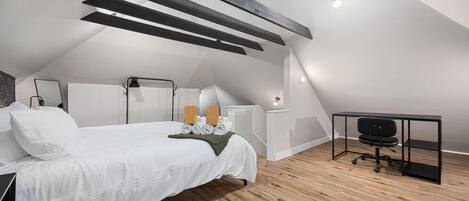 3 bedrooms, desk, iron/ironing board, free WiFi