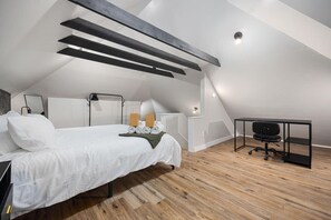 3 bedrooms, desk, iron/ironing board, free WiFi