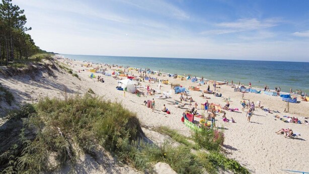 A beach with tents and people. - Comfortable Holiday Homes With a Summer Pool (Darlowo)