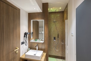 Classic Double or Twin Room | Bathroom | Shower, hair dryer, towels, soap - Palazzo Don Minzoni (Florence)